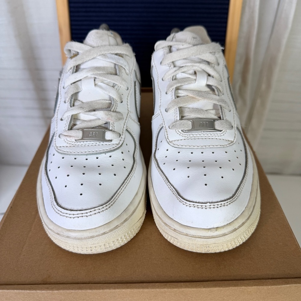 Nike AF1 Triple White Sneakers Size 5.5Y / Womens Size 7 Shoes - Picture 2 of 9